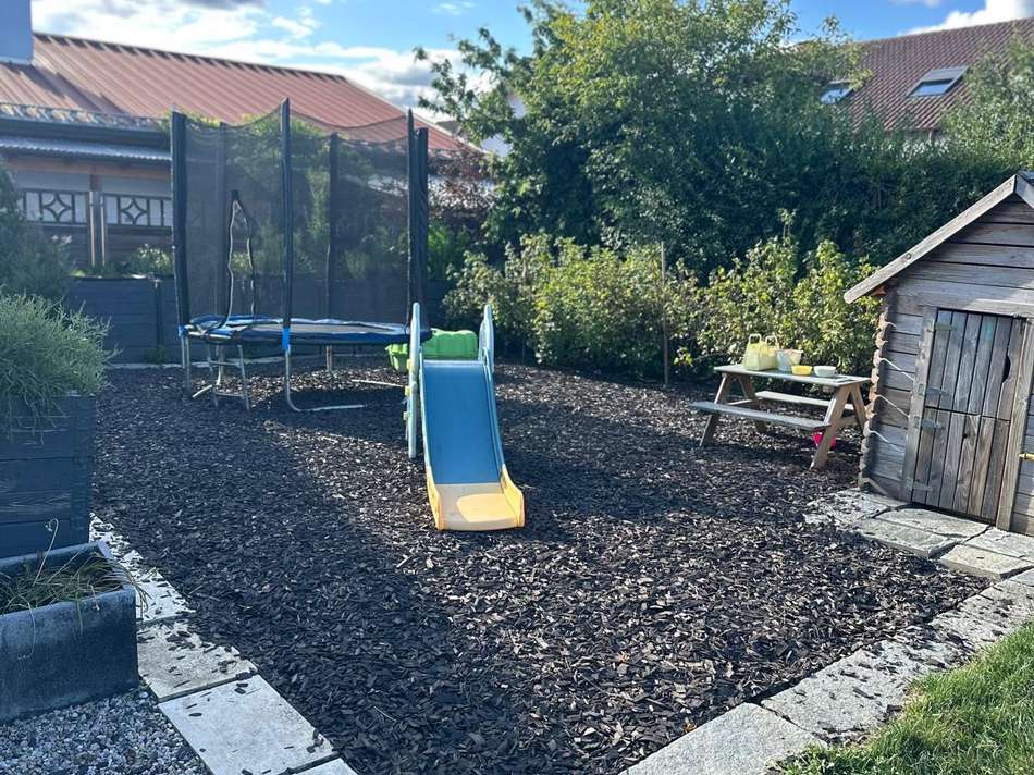 Spielbereich mit Hochbeet