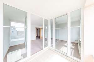 Helles Wohnen mit Weitblick – 2-Zimmer-Wohnung mit Loggia, Stellplatz und Aufzug