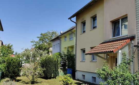 Reiheneckhaus mit 3 Wohneinheiten, großem Grundstück und moderner Heizung – ruhige Lage!