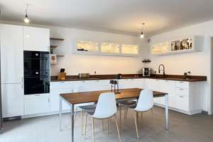 Möbellierte neuwertige 3-Zi-Wohnung mit SW-Loggia, Aufzug, TG und hochwertiger Einbauküche