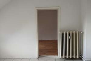 Helle 4-Zimmer-DG-Wohnung – teilw. frisch renoviert, neue Sanitärausstattung