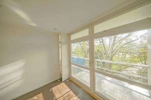 Bezugsfreie 3 Zi-Whg in DER Architektur-Ikone: im Oskar Niemeyer Haus im 3. OG mit Balkon – Altonaer Strasse 14, 10557 Hansaviertel, Berlin – Vorschaubild 2