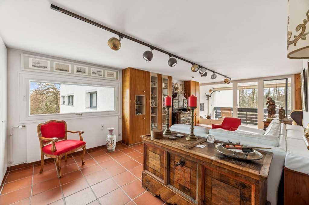 Immobilie in Krailling - Gepflegte 3-Zimmer-ETW mit Süd-Loggia & TG-Stellplatz / Verkauf auf Nießbrauchbasis - Bild 0