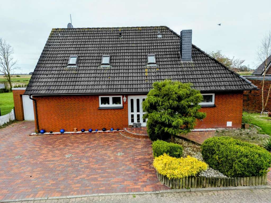 Immobilie in Esens - 1 ANWESEN - 3 Wohnungen - Vielfältige Möglichkeiten - Wohnen und Ferienwohnen kombinierbar - Bild 1