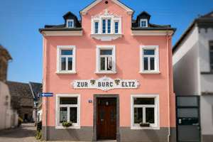 Historisches Stadthaus - Liebevoll energetisch saniertes Gebäude mit Innenhof, Scheune und Garage – Die vollständige Adresse der Immobilie erhältst du vom Anbieter., 56294 Münstermaifeld – Vorschaubild 1