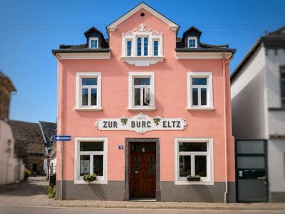 Historisches Stadthaus - Liebevoll energetisch saniertes Gebäude mit Innenhof, Scheune und Garage