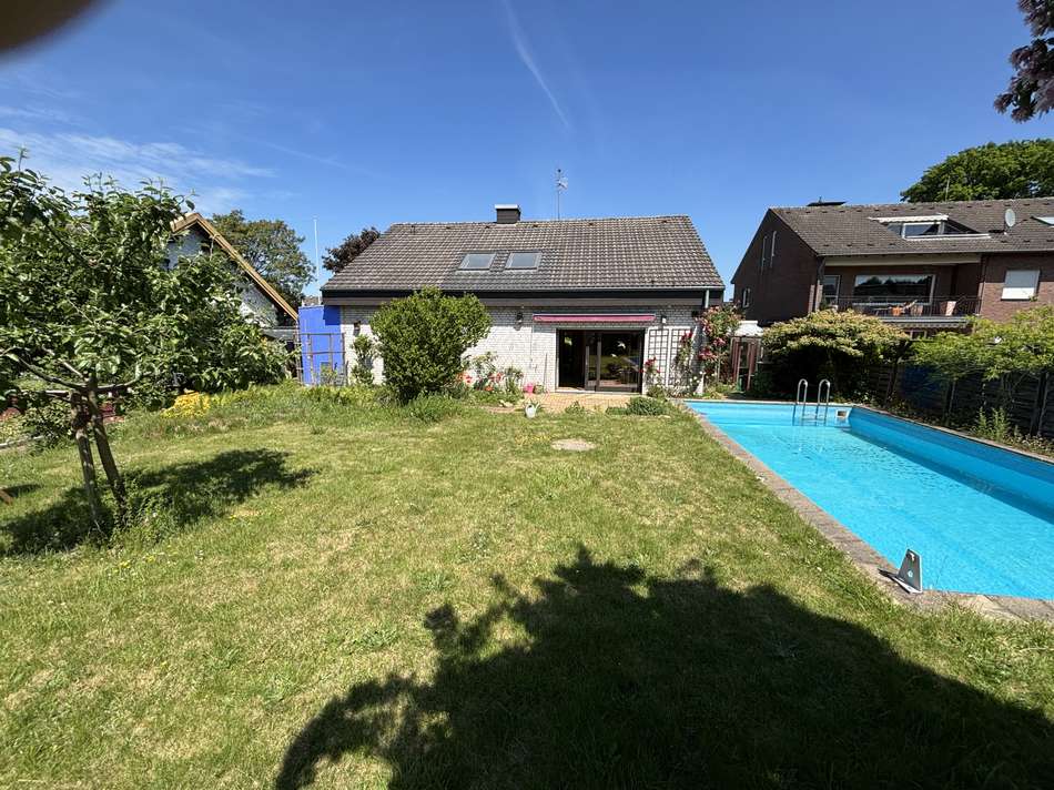Pool Hausansicht