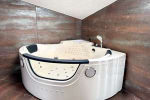 Stilvolle Maisonette-Wohnung mit eigenem Whirlpool-Highlight – Die vollständige Adresse der Immobilie erhältst du vom Anbieter., 80997 Allach, München – Vorschaubild 2
