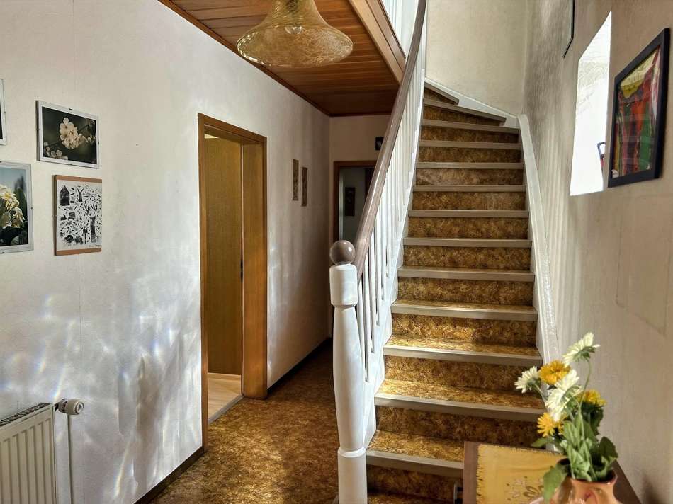 Flur und Treppe im Erdgeschoss