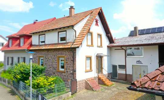 FAMILIENHAUS MIT 5 ZIMMERN, KÜCHE MIT GROßER VORRATSKAMMER, KLEINER GARTEN UND TERRASSE...