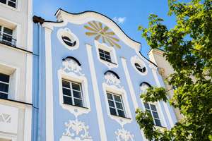 EXKLUSIVE MAISONETTE-WOHNUNG MIT DACHTERRASSE UND SPEKTAKULÄREM BURGBLICK AM STADTPLATZ VON BURGHAUS – Stadtplatz 49, 84489 Burghausen – Vorschaubild 3