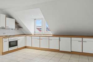 Wohnen über den Dächern – 1996 ausgebaute Dachgeschosswohnung mit Kamin, Loggia und Weitblick – Die vollständige Adresse der Immobilie erhältst du vom Anbieter., 90441 Hohe Marter, Nürnberg – Vorschaubild 5