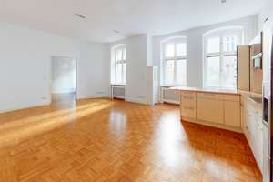 Bezugsfreie Altbauwohnung mit Balkon und offener Wohnküche in Charlottenburg