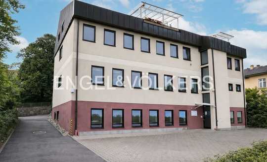 Investmentpotenzial • Attraktive Gewerbeimmobilie mit Praxis-/Bürofläche und Wohneinheit im DG