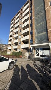 Stellplatz inklusive: ruhige 1-Zimmer-Wohnung mit Balkon und Aufzug