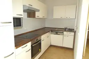 Offene Küche mit kompletter EBK - Fensterbad - Balkon - Abstellraum – Carl-von-Ossietzky-Straße 42, 9126 Chemnitz – Vorschaubild 4