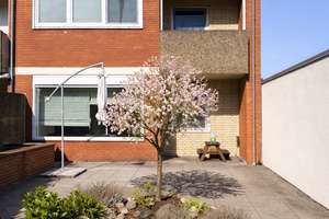 Ihr neues Zuhause in Lörick – Reihenendhaus mit Südgarten und 2 Garagen