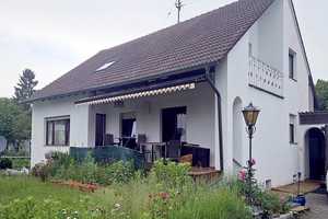 Großzügiges 9-Zi-Einfamilienhaus mit Einliegerwohnung, Garten und Doppelgarage in bester Lage! – Neu-Ulm (Kreis) – Vorschaubild 1