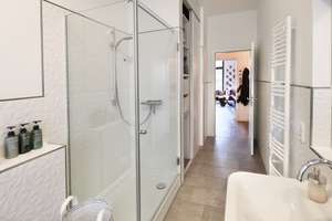 EINZIEHEN & SICH WOHLFÜHLEN - HOCHWERTIGE KÜCHE & TOP SANIERTE BÄDER - TERRASSE & PKW-STELLPLATZ – Jacobsohnstr. 25 ee, 13086 Weißensee, Berlin – Vorschaubild 10