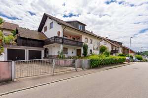 Charmantes Mehrfamilienhaus in idyllischer Lage mit großem Garten in Kandern – Die vollständige Adresse der Immobilie erhältst du vom Anbieter., 79400 Kandern – Vorschaubild 1