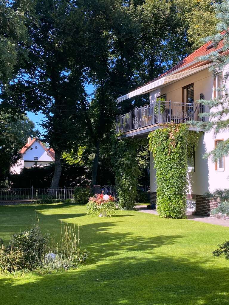 Jetzt Kaufen. Freie Villa in Finkenkrug auf stattlichen Grundstück. 200 qm Wohnfläche + Vollkeller