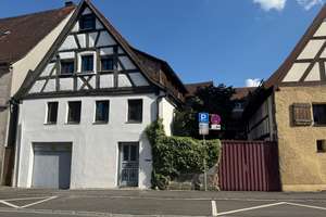 Charmantes Fachwerkhaus im Ensembleschutz mit moderner Wohnqualität in Altdorf bei Nürnberg – Die vollständige Adresse der Immobilie erhältst du vom Anbieter., 90518 Altdorf bei Nürnberg – Vorschaubild 2