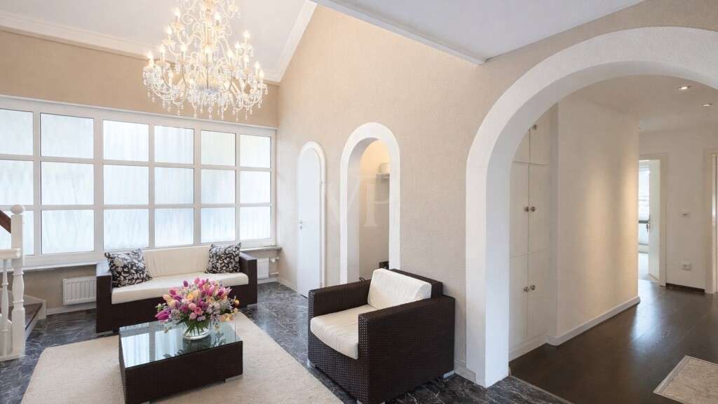 Immobilie in Haldenwang - Ein Familienhaus, das Großzügigkeit und Atmosphäre verbindet - Bild 2