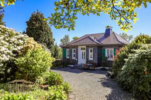 Ein Haus wie aus dem Bilderbuch - Einfamilienhaus in Cronenberg auf riesigem Grundstück – Die vollständige Adresse der Immobilie erhältst du vom Anbieter., 42349 Cronenberg, Wuppertal – Vorschaubild 2