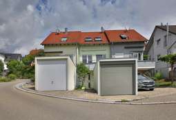 Hausansicht mit Garage