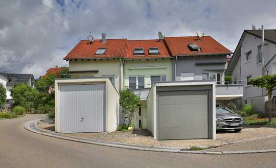 Ideal für Paare & kleine Familien: Gepflegtes RMH mit Terrasse, Balkon und Garage