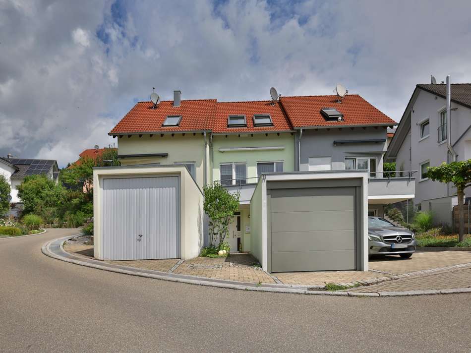 Hausansicht mit Garage