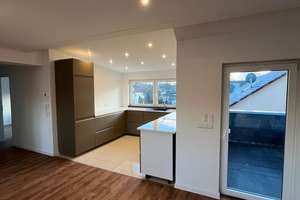 Mit Traumküche & Stil: frisch sanierte Dachgeschosswohnung
