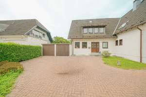 Breitscheid: Einfamilienhaus mit Garten und 2 Garagen – Die vollständige Adresse der Immobilie erhältst du vom Anbieter., 40885 Breitscheid, Ratingen – Vorschaubild 1