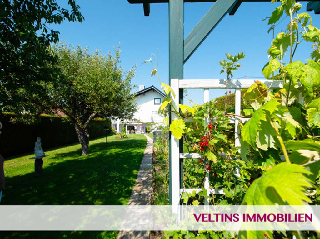 Immobilie in Usingen - Usingen: Attraktives Haus für Großfamilien oder Mehrgenerationen mit großem, schön angelegten Garten - Bild 0