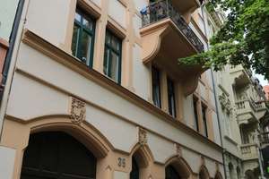 Stilvolle 3- Zimmer Altbauwohnung mit Dachterrasse & Einbauküche (WG geeignet)