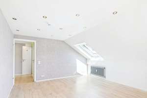 Die Tür geht auf, der Blick hinauf: 4-Zimmer mit Südbalkon und Weitsicht in Feuerbach! – 70469 Feuerbacher Tal, Stuttgart – Vorschaubild 8