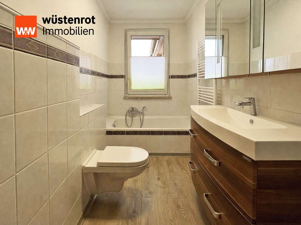 Immobilie in Anklam - VIEL PLATZ FÜR MENSCH UND TIER: WOHNEN AUF EINER EBENE MIT NEUER HEIZUNG + EINBAUKÜCHE + ZWEI BÄDER - Bild 4