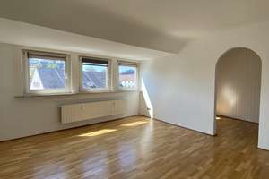 Großzügige 2,5-Zimmer Dachgeschosswohnung mit EBK