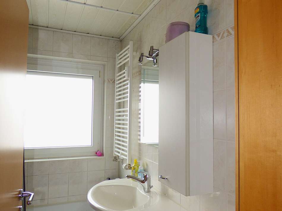 Tageslichtbad mit Wanne