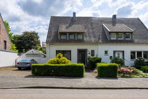 LAGE, LAGE, LAGE! Renovierungsbedürftige Doppelhaushälfte auf großzügigem Grundstück mit Garten – Die vollständige Adresse der Immobilie erhältst du vom Anbieter., 41515 Grevenbroich – Vorschaubild 2