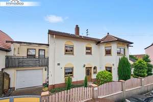 Mediterraner Charme trifft vielseitiges Wohnpotenzial – Einfamilienhaus mit Hof, Terrasse und Garage