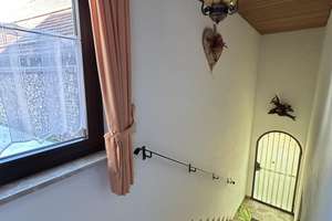 Großzügiges Zweifamilienhaus: zwei Wohneinheiten, zwei Garagen, Balkon und Nebengebäude im Spessart  – Die vollständige Adresse der Immobilie erhältst du vom Anbieter., 97816 Lohr am Main – Vorschaubild 3