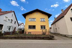2-Familienhaus mit 3 Wohneinheiten, großzügiger Hoffläche und Halle im Herzen von Baiertal – Die vollständige Adresse der Immobilie erhältst du vom Anbieter., 69168 Wiesloch – Vorschaubild 1