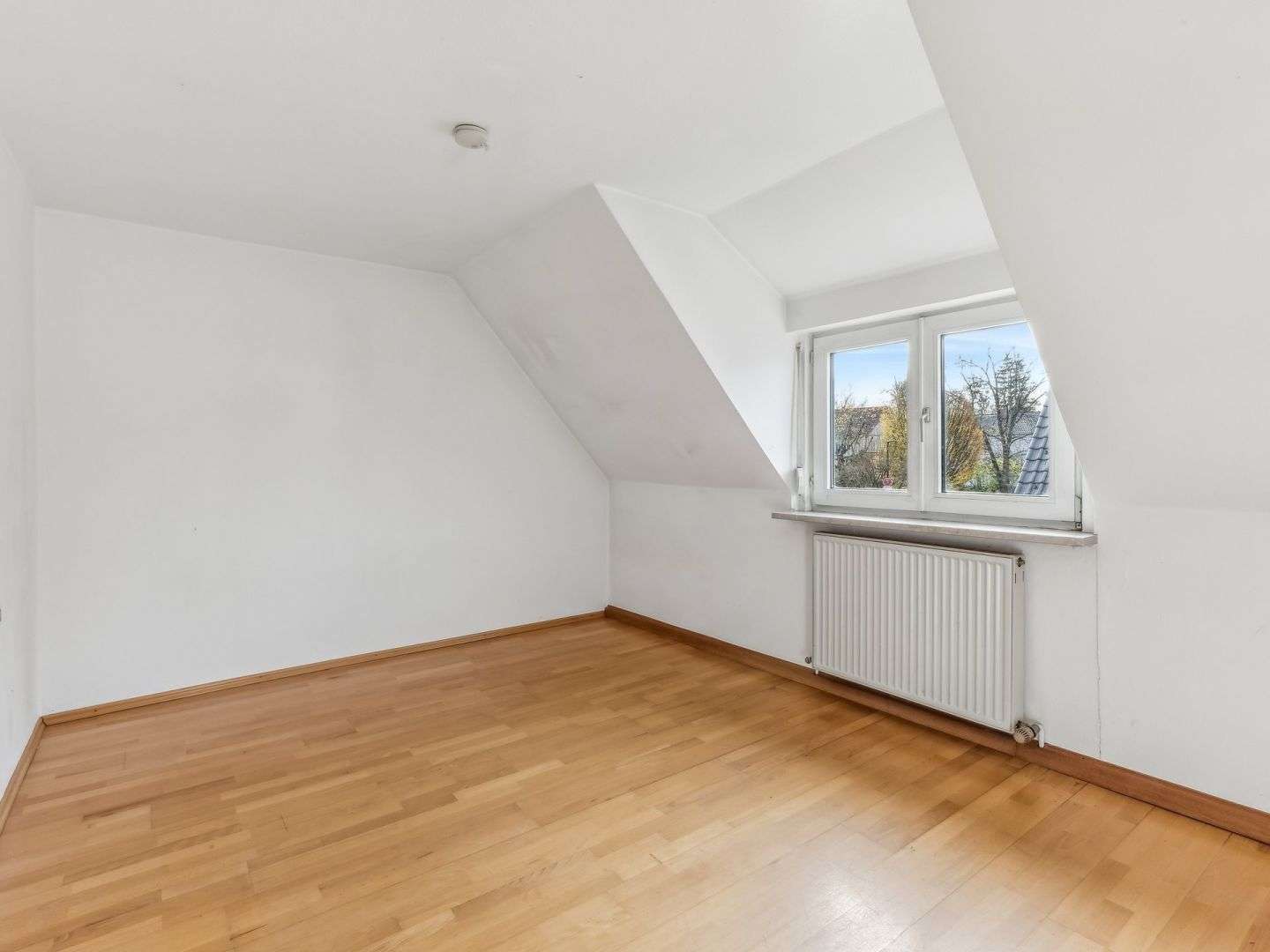 Immobilie in Eichenau - Charmante Doppelhaushälfte mit Renovierungsbedarf auf großzügigem Grundstück in Eichenau - Bild 8