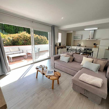 Helle renovierte Wohnung mit Terrasse. Moderne Wohnung nur 500 Meter vom Zentrum entfernt, ruhige Ge