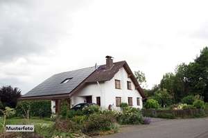 Freistehendes Einfamilienhaus, Garten, Doppelgarage