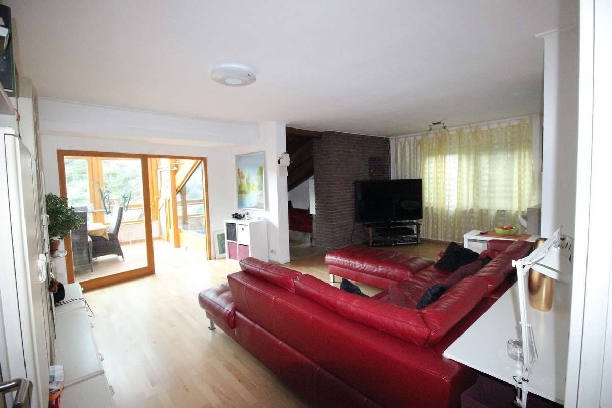 Immobilie in St. Georgen im Schwarzwald - Sonne! Aussicht! Wandelbares 1-2 Fam.-Haus in Aussichtslage von St. Georgen! - Bild 6