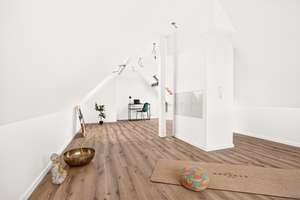GALERIEAUSBLICK – Traumhafte 3,5-Zimmer Maisonette-Wohnung mit Stellplatz in Stuttgart-Plieningen – Die vollständige Adresse der Immobilie erhältst du vom Anbieter., 70599 Plieningen (Ortsteil), Stuttgart – Vorschaubild 6