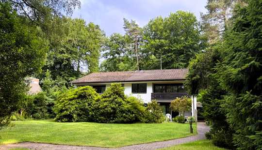 Bild von Modernisierungsbedürftige Doppelhaushälfte auf großem, idyllischem Grundstück