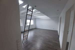 Schöne Dachgeschosswohnung in zentraler Lage mit Aufzug!